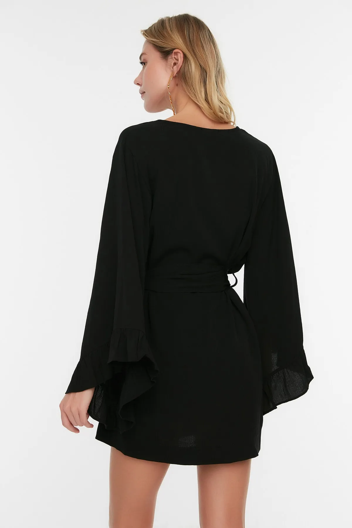 Trendyol Collection  Schwarzer, gewebter Mini-Kimono und Kaftan mit Gürtel und Gürtel TBESS21KM0002