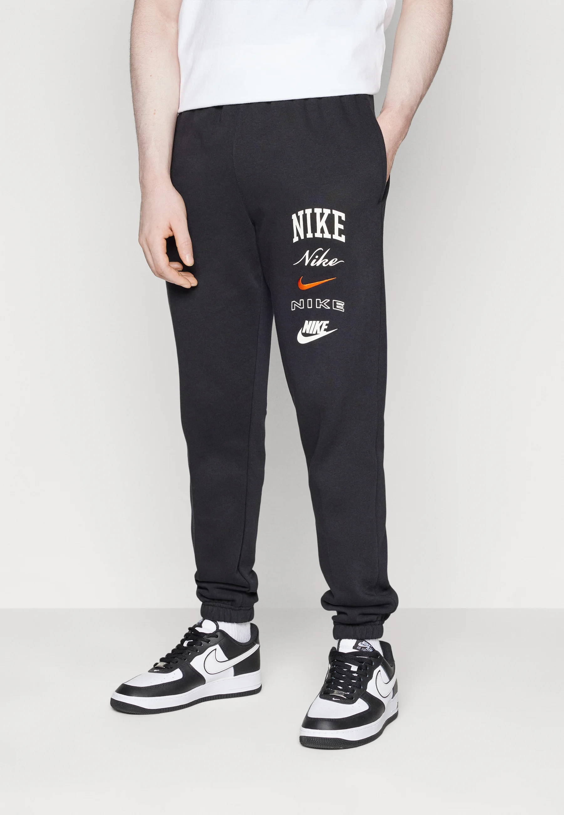 Nike Sportswear CLUB PANT STACK - Pantalones deportivos