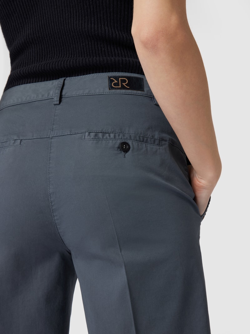 Shorts mit Label-Patch in blau