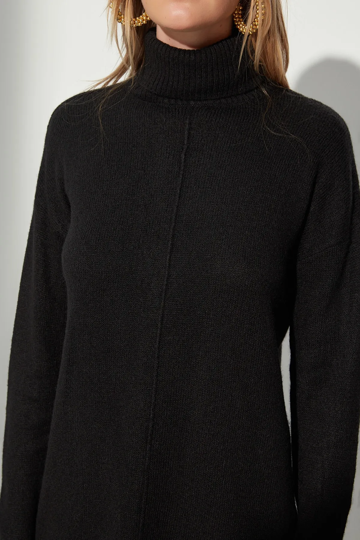 Trendyol Collection  Schwarzes Strickkleid mit Rollkragen aus Wolle TWOAW23EL00536