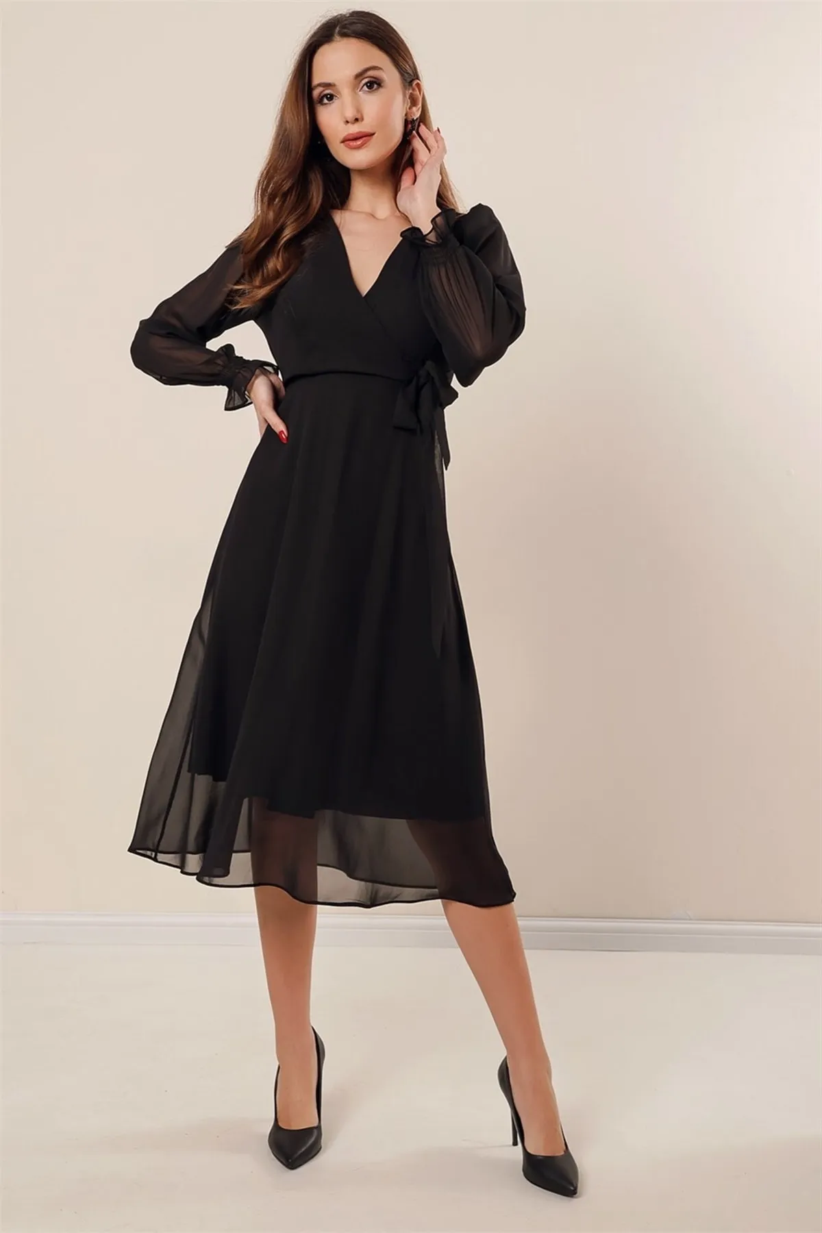 By Saygı  Zweireihiges, gefüttertes Chiffonkleid mit seitlichem Bindeband in Schwarz