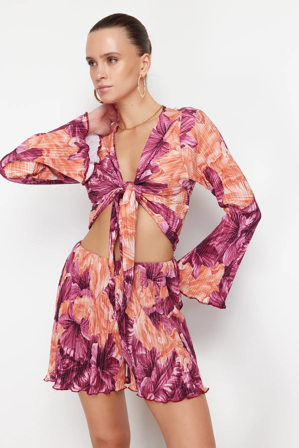 Trendyol Collection  Mehrfarbiger, plissierter, langärmliger Anzug aus Stretch-Strick mit Blumenmuster TWOSS24AU00090
