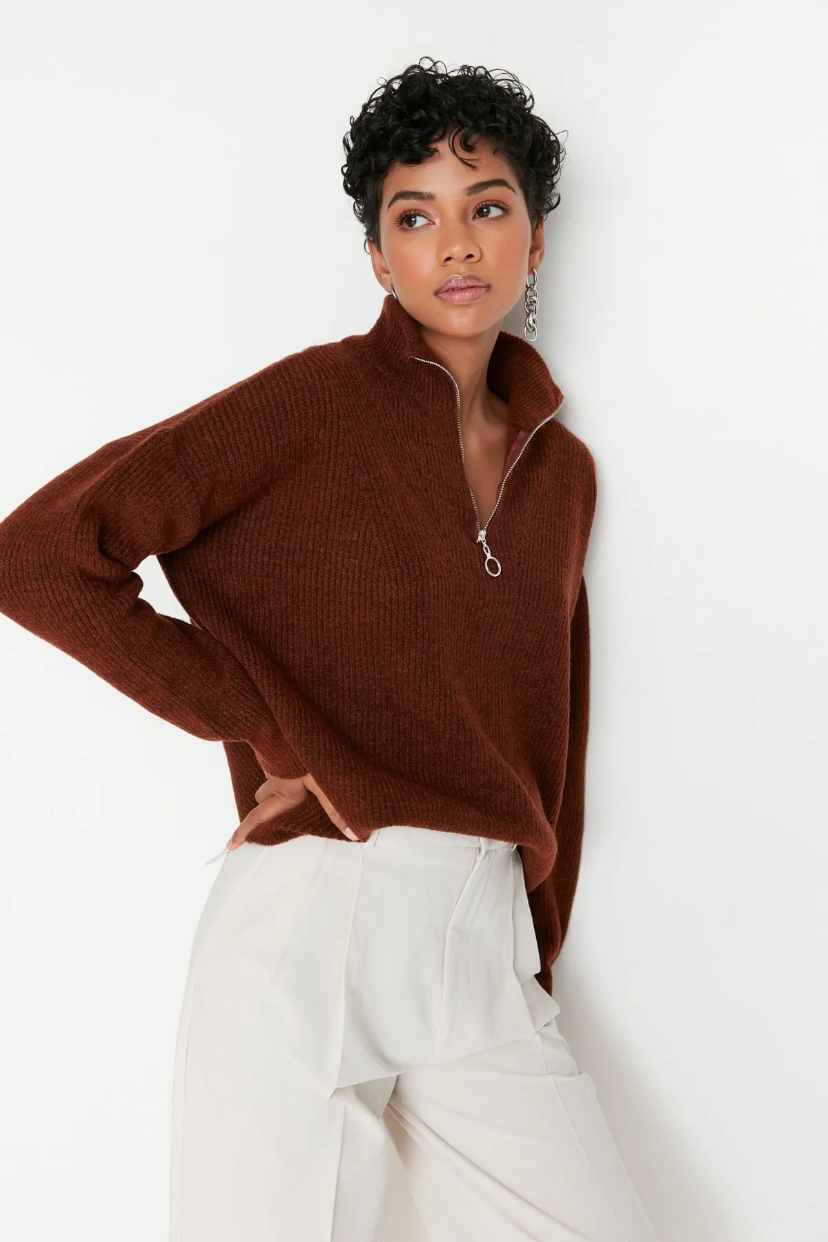 Trendyol Collection  Brauner Strickpullover mit weicher Struktur und Reißverschluss TWOAW20XS0009