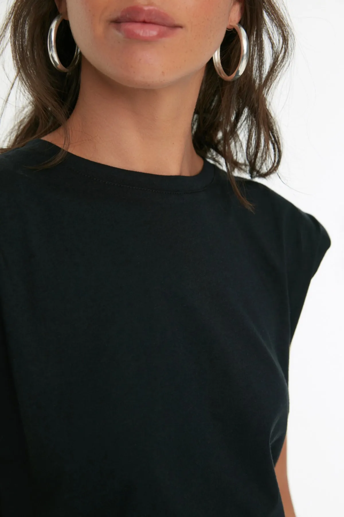 Trendyol Collection  Schwarzes, wattiertes, kurz geschnittenes Strick-T-Shirt aus 100 % Baumwolle mit Rundhalsausschnitt TWOSS21TS0379