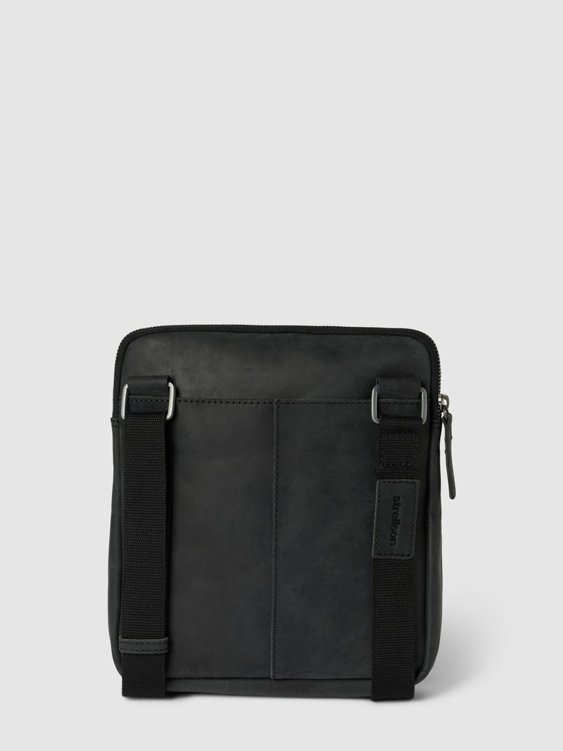 Umhängetasche mit Label-Patch Modell 'RICHMOND' in schwarz