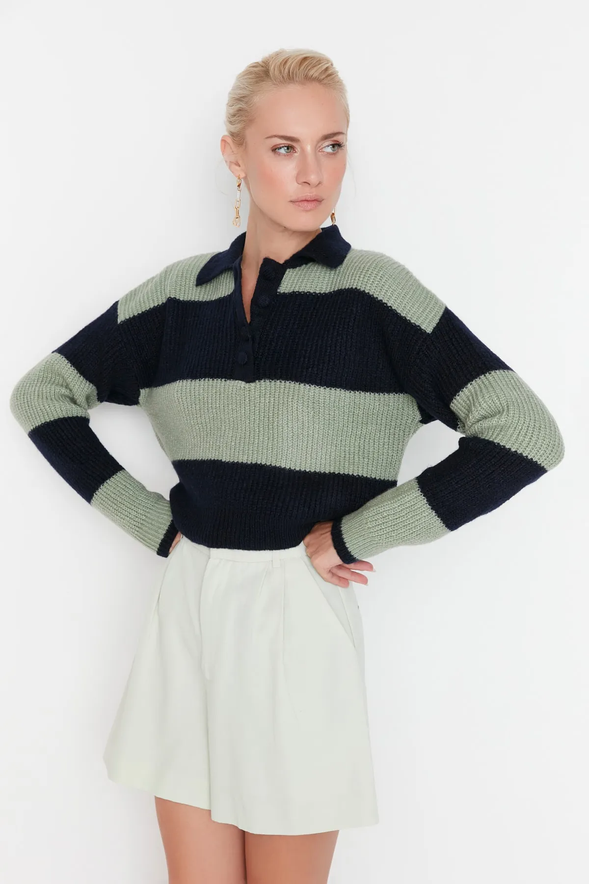 Trendyol Collection  Marineblauer Strickpullover mit weicher Struktur und Farbblockdesign TWOAW22KZ0226