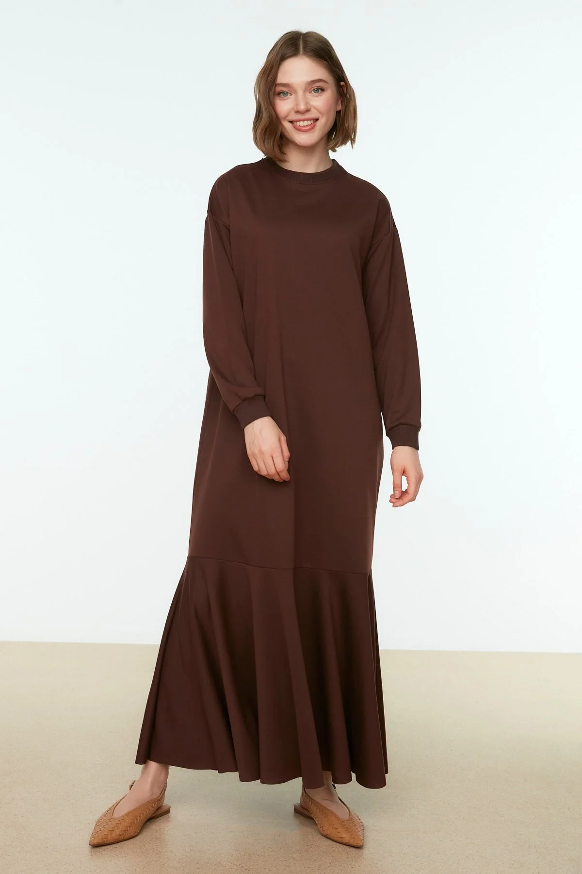 Trendyol Modest  Braunes Strickkleid mit Rundhalsrock und Volant TCTSS22EB0219
