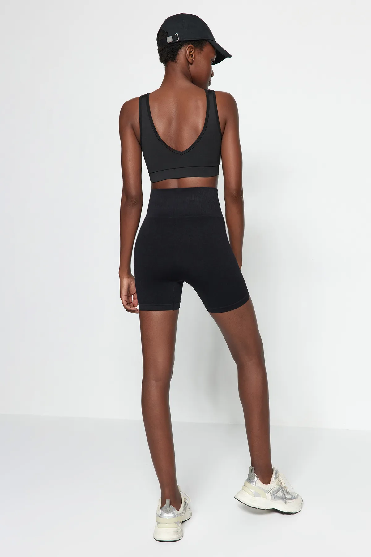 Trendyol Collection  Schwarze nahtlose/nahtlose Extra Coupler gestrickte Sportshorts/kurze Leggings THMSS23TY00001