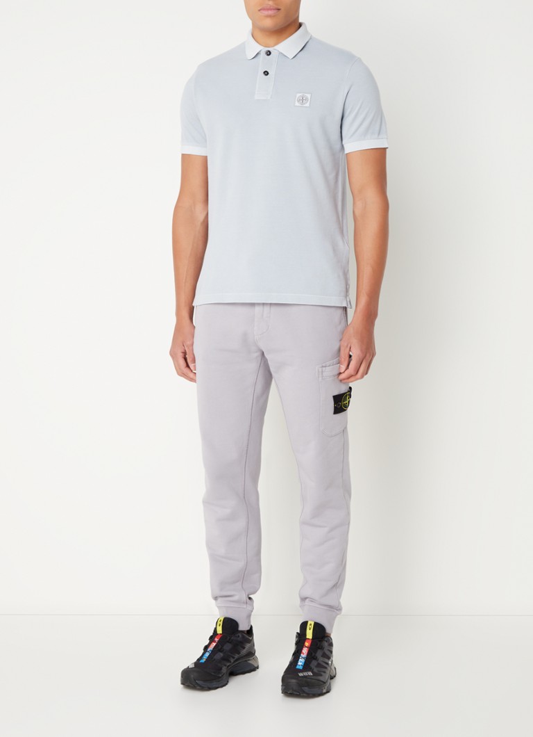 Pantaloni scurți sport Stone Island 64551, mulați, cu buzunare laterale și logo.