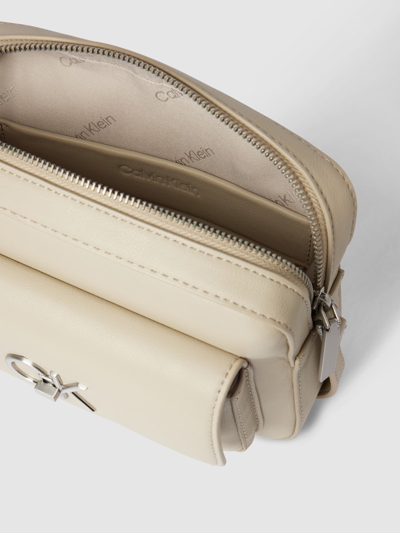 Umgängetasche mit Label-Applikation Modell 'CAMERA BAG' in beige