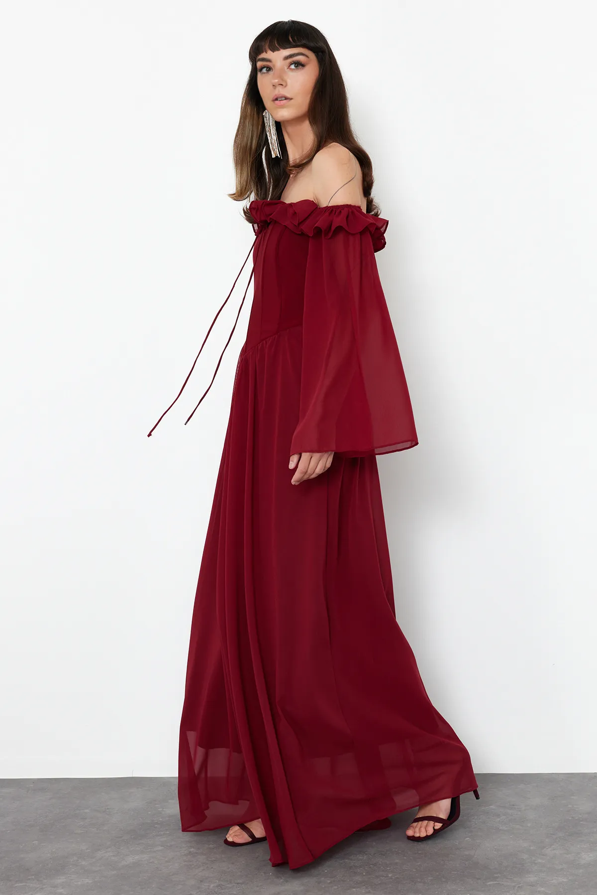 Trendyol Collection  Langes Abendkleid aus Burgunderrot mit Taillenöffnung/Skater-Chiffon TPRSS24AE0016