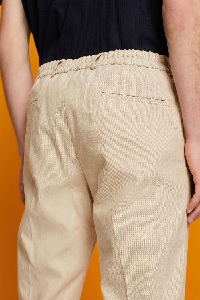 Schmal geschnittene Hose aus Baumwoll-Leinen-Mix