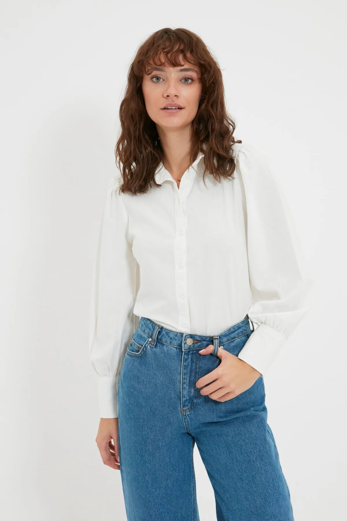 Trendyol Collection  Weißes Hemd mit Ballonärmeln aus Baumwolle - Regular Fit TWOSS20GO0065