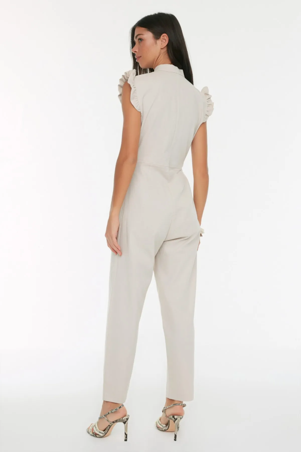 Trendyol Collection  Weißer, gewebter Overall mit Rüschendetails TWOSS22TU0253