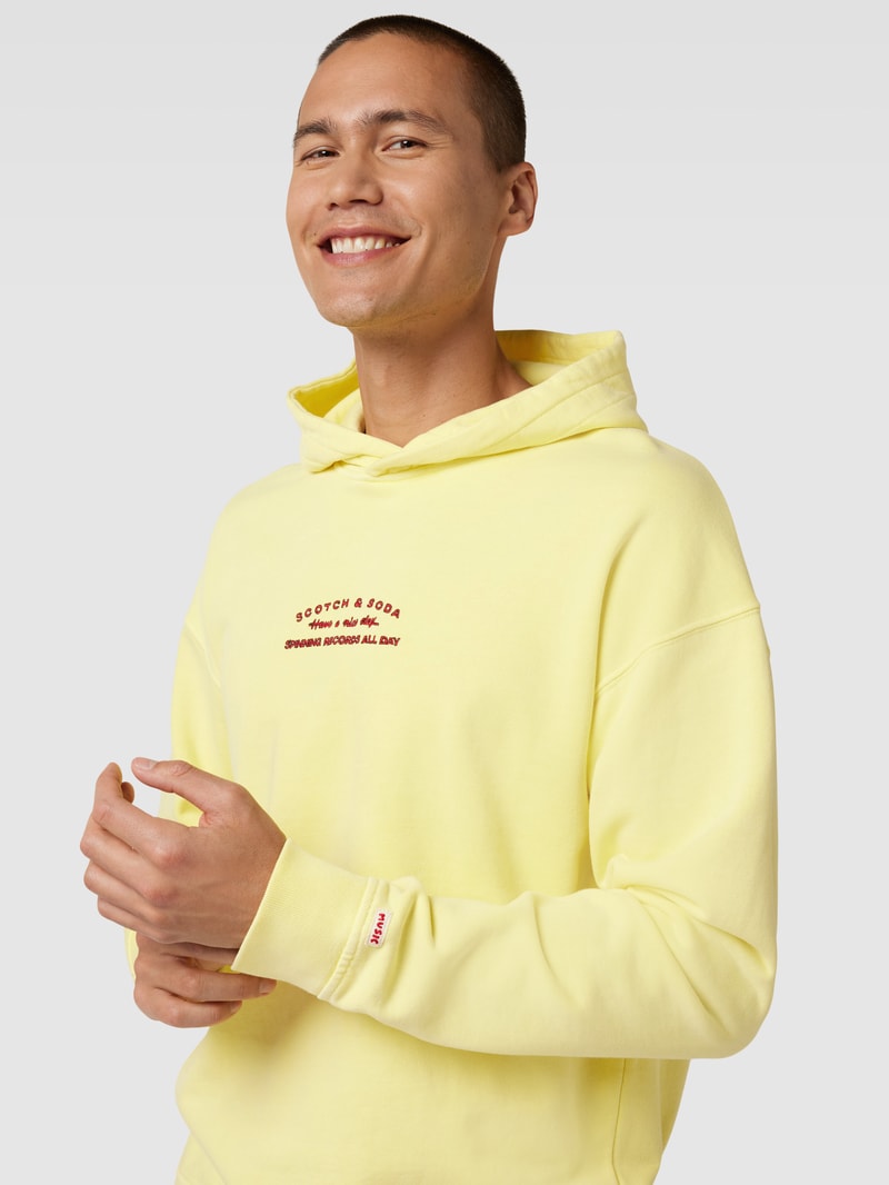 Hoodie mit Label-Stitching in hellgelb