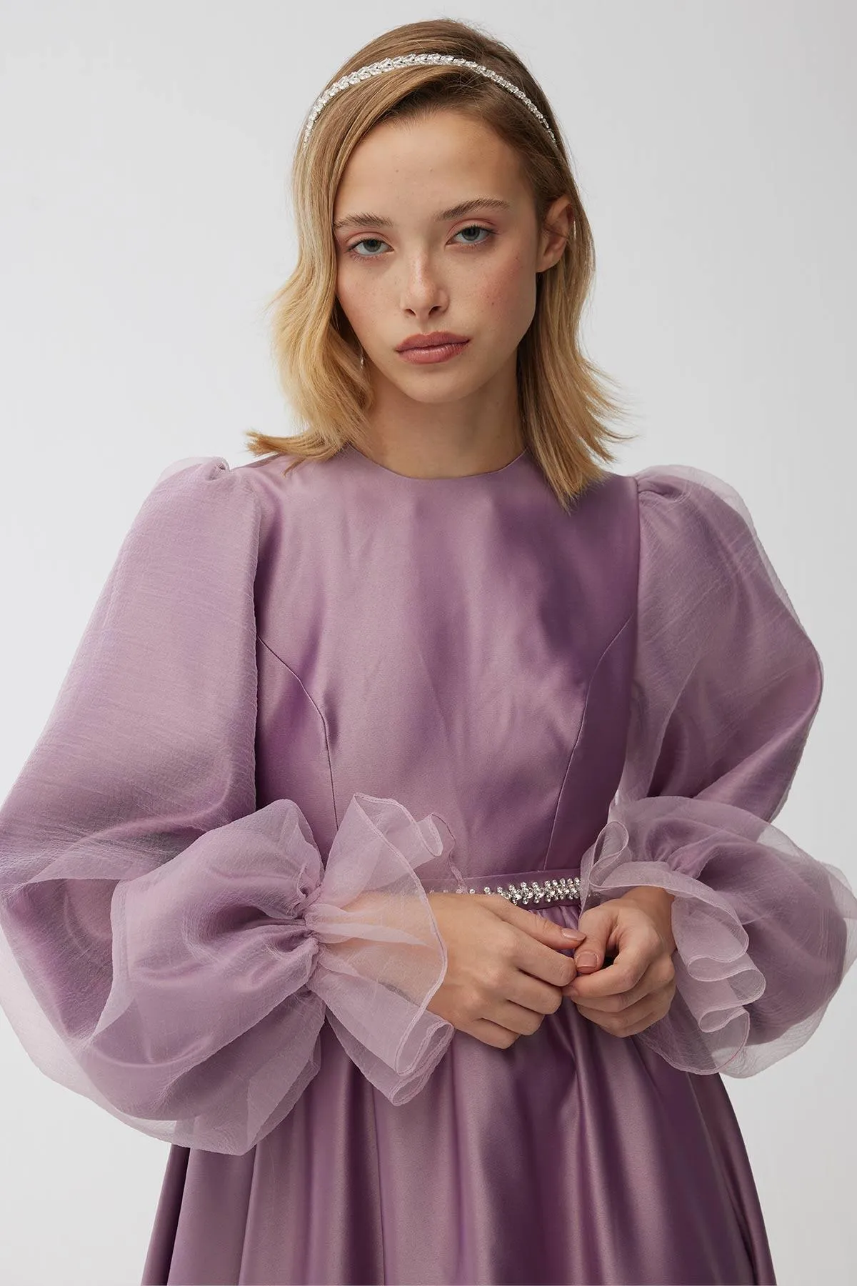 Manuka  Abendkleid aus Satin mit Stoned-Gürtel Lavendel