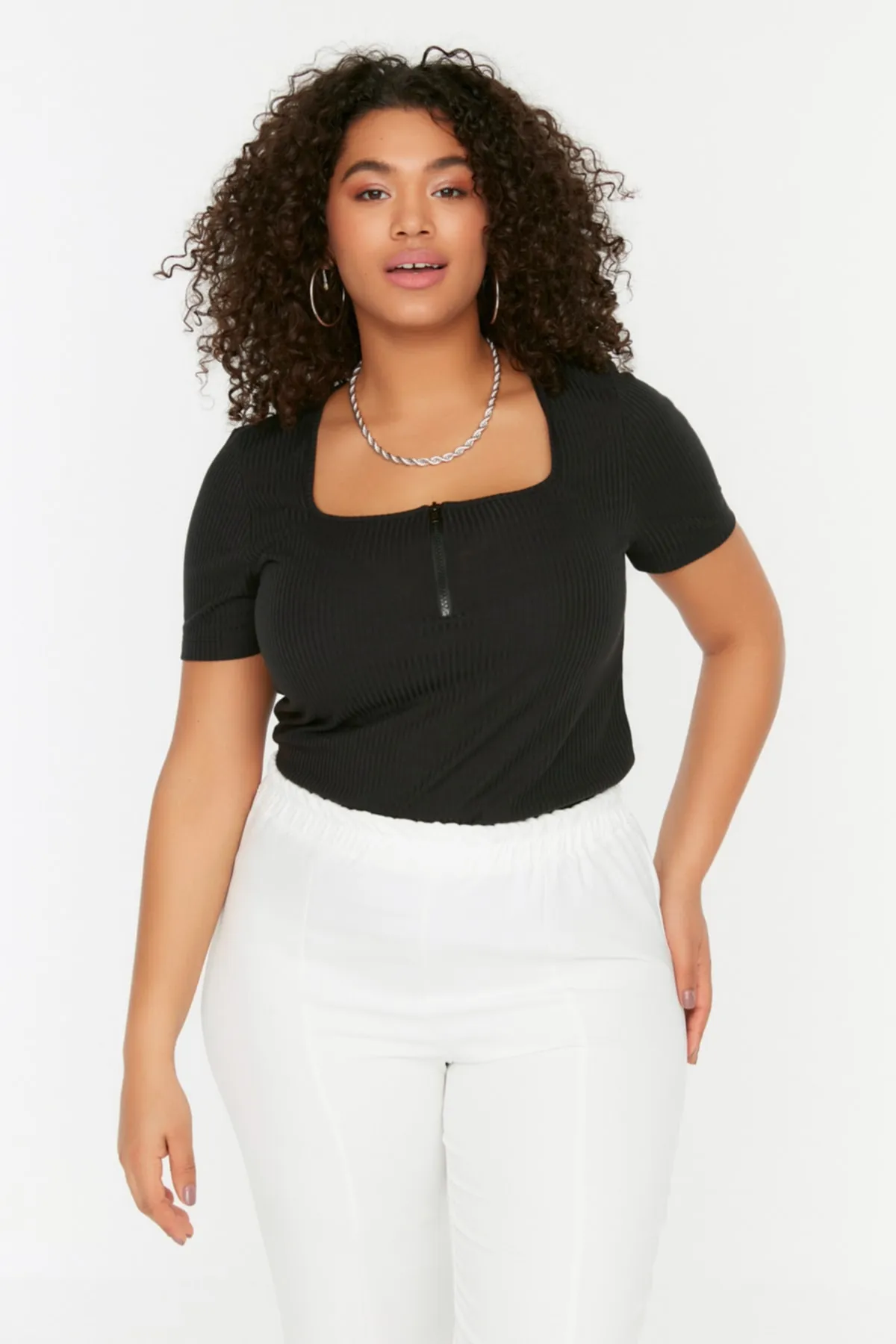 Trendyol Curve  Schwarze Strickbluse mit quadratischem Kragen und Reißverschluss TBBSS22BZ00005