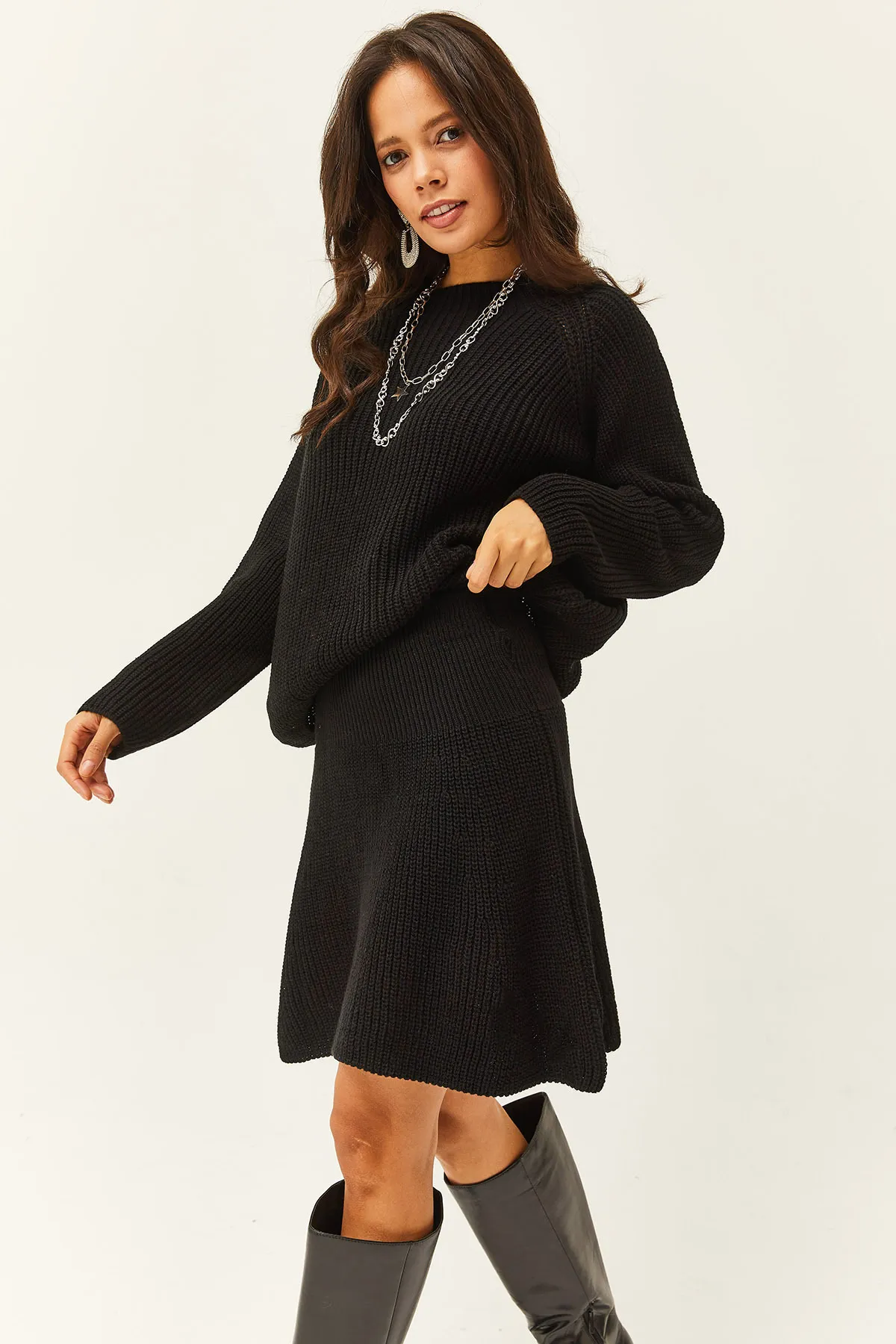 Olalook  Damen-Strickanzug mit schwarzem Oberteil, Pullover und Mini-Schlagrock, TKM-19000248