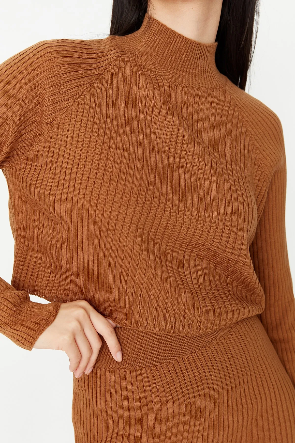 Trendyol Collection  Braunes, kurzes Basic-Set aus Strickoberteil und -unterteil mit Rock TWOAW23AU00170