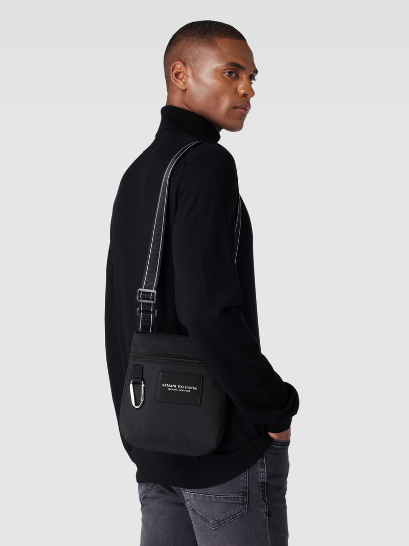 Handtasche mit Label-Patch und Karabiner in schwarz