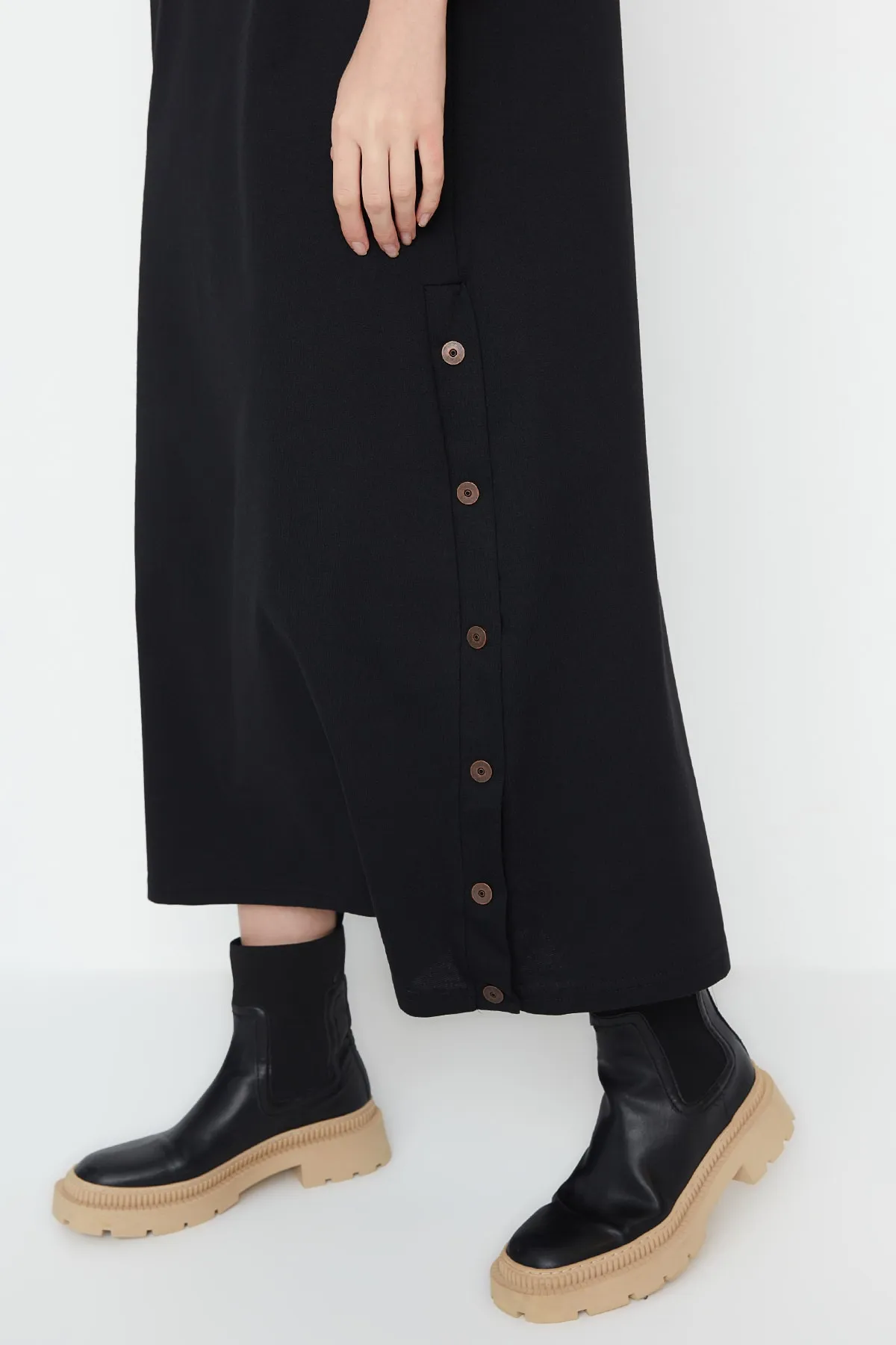 Trendyol Modest  Schwarzes Strickkleid mit Knöpfen und Rock TCTAW23EB00214