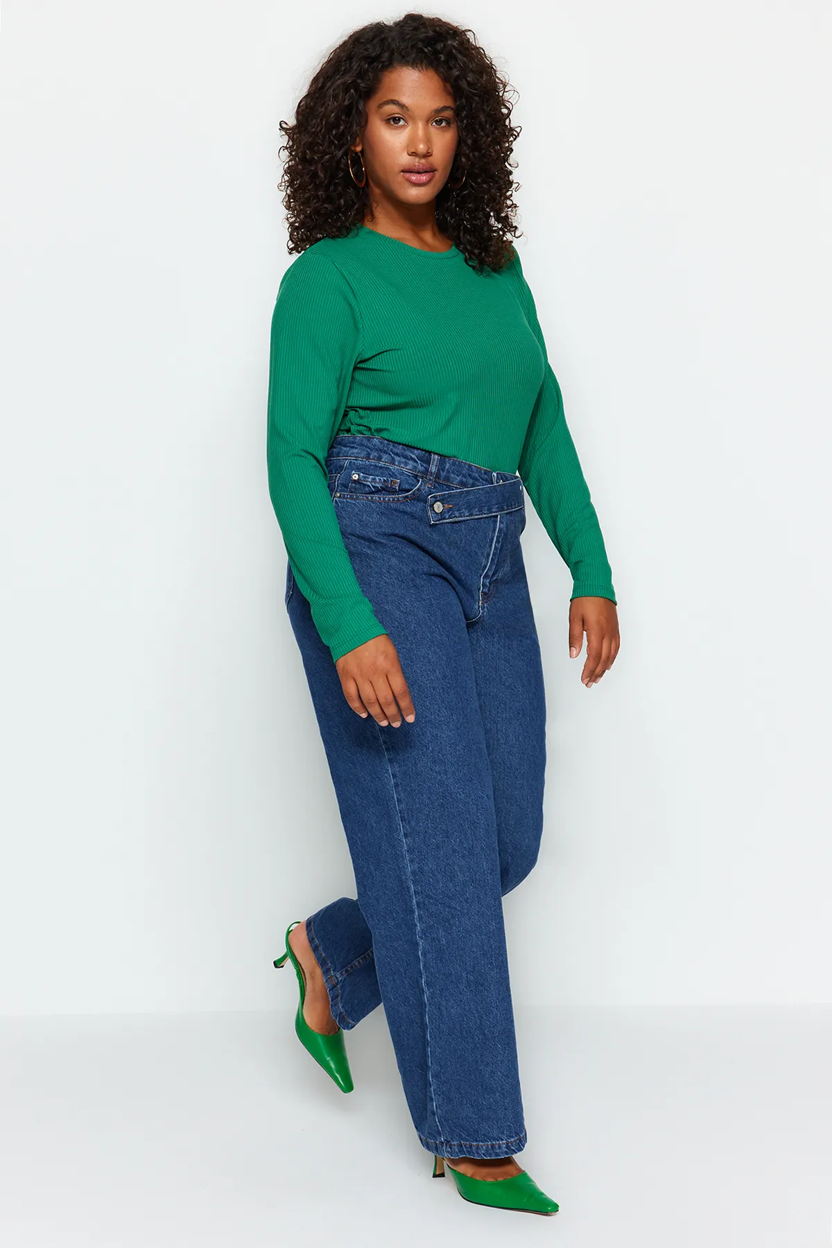 Trendyol Curve  Dunkelblaue Jeans mit geradem Schnitt und detaillierter Taille TBBAW24CJ00003