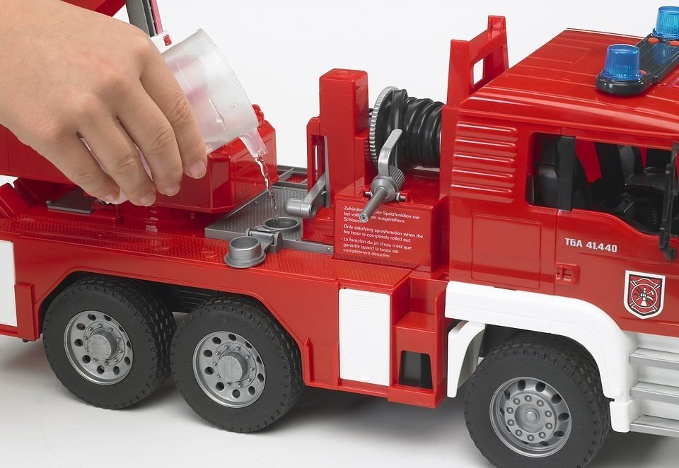 Bruder® Spielzeug-Feuerwehr MAN Feuerwehrauto mit Drehleiter und Wasserpumpe, mit Licht & Sound
