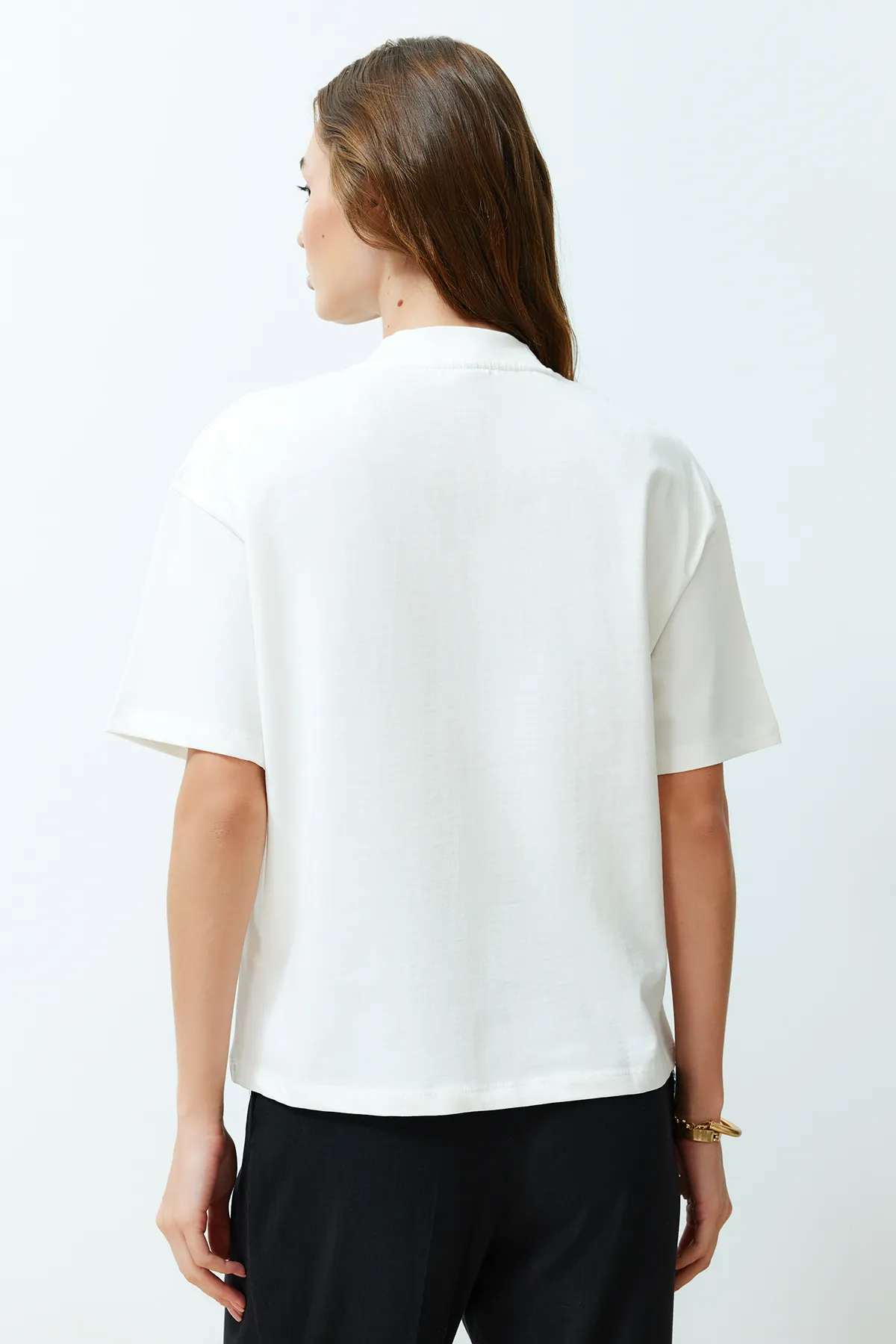 Trendyol Collection  Weißes Strick-T-Shirt aus 100 % Baumwolle mit Stehkragen und dreiviertellangen Ärmeln TWOSS24TS00074