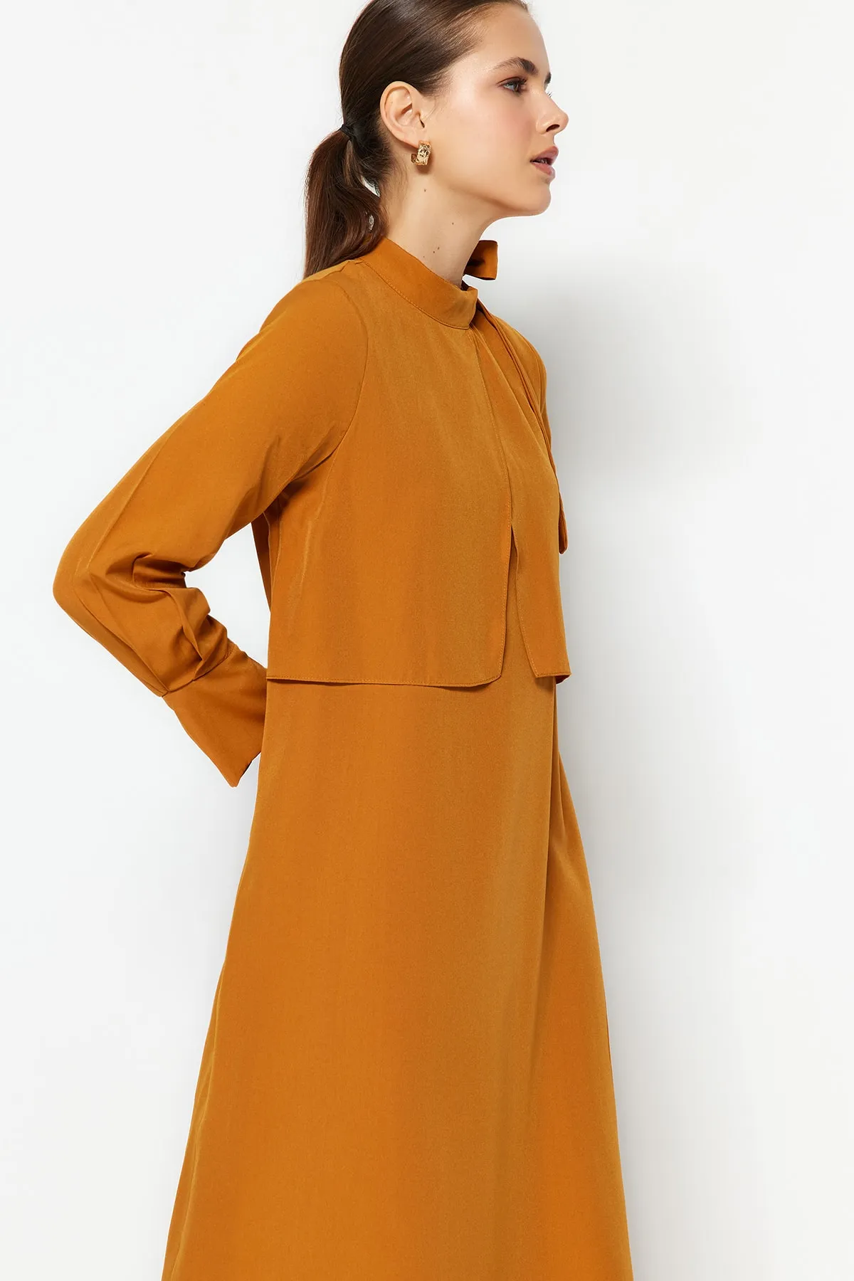 Trendyol Modest  Gewebtes Kleid mit Zimtkragen und Bindedetail TCTSS23EB00283