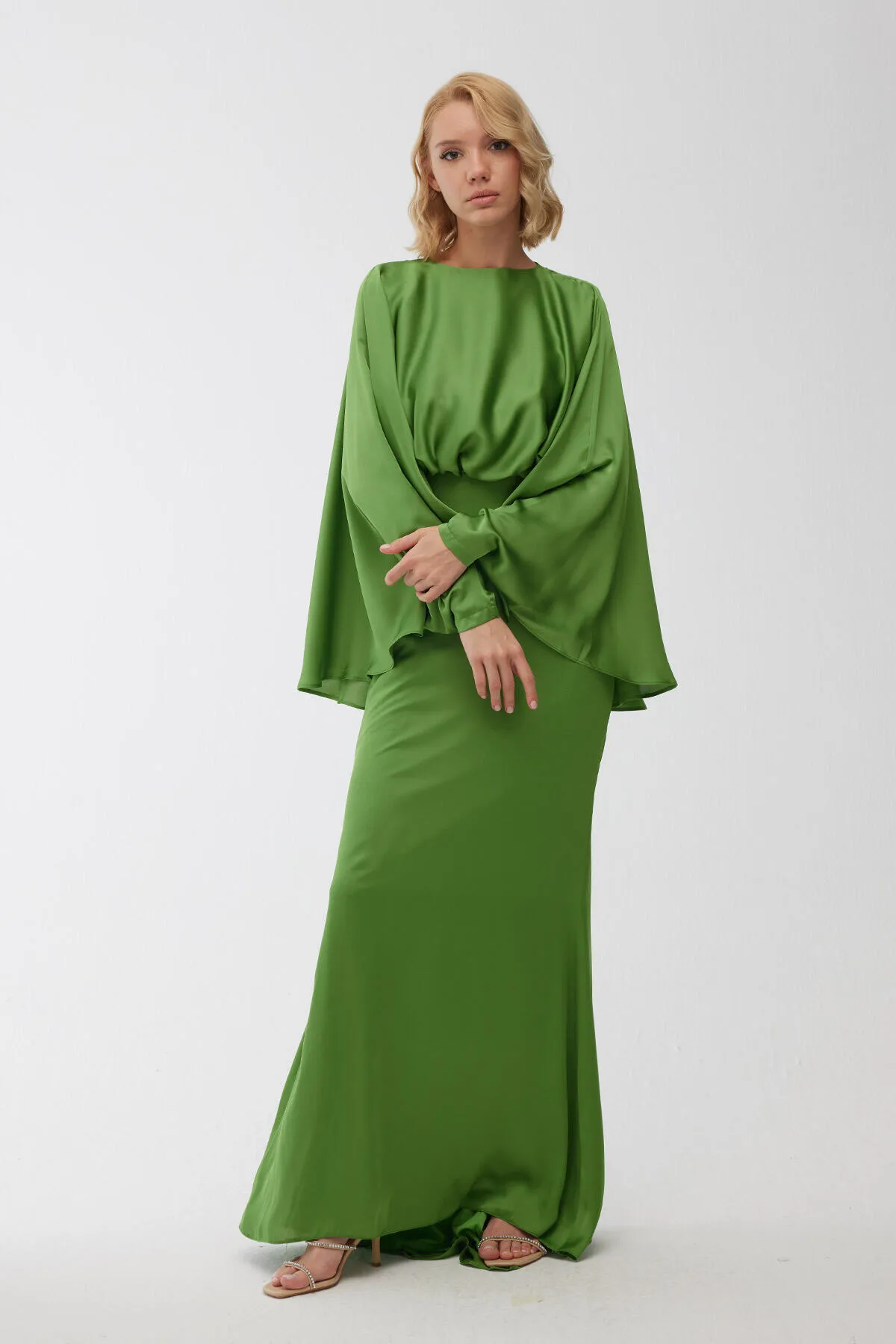 Manuka  Cape-Abendkleid aus Seidensatin Pistaziengrün