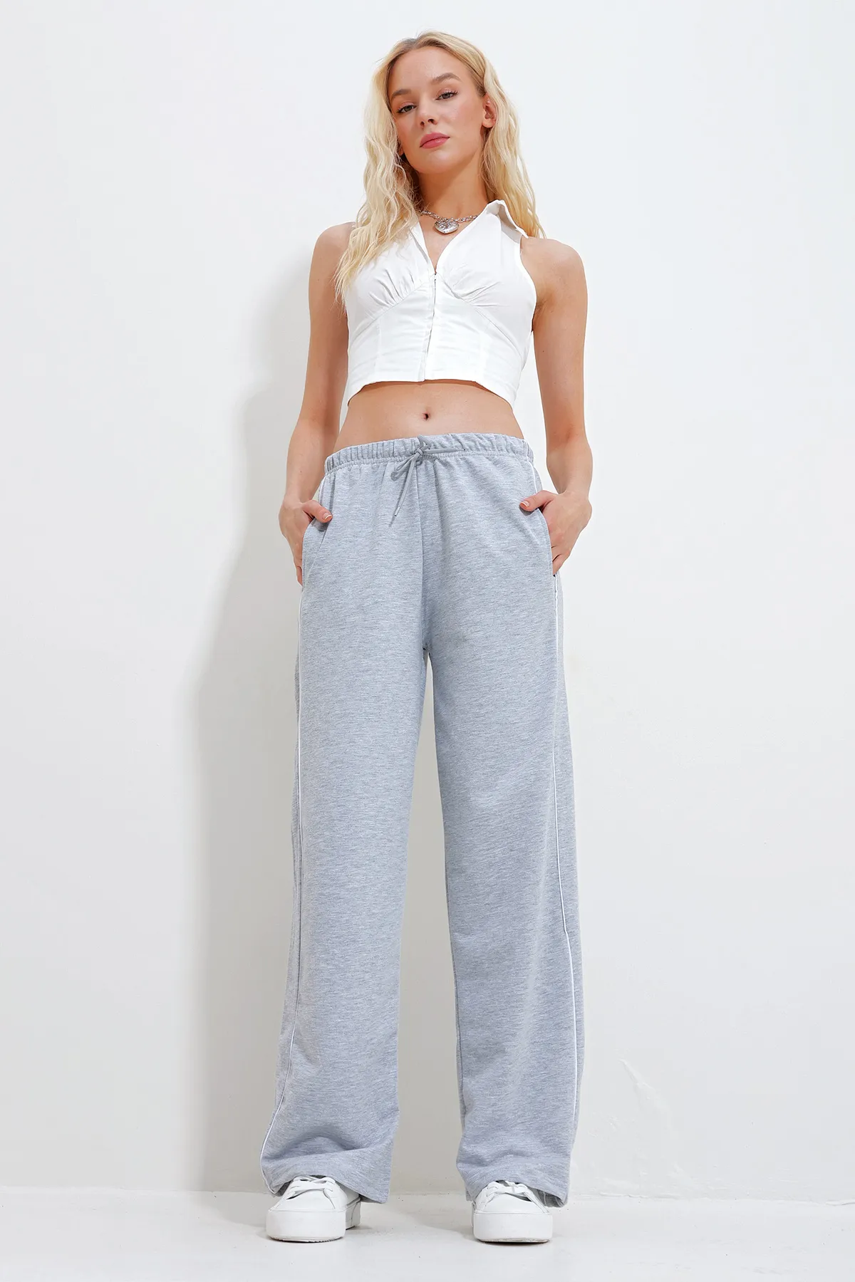 Trend Alaçatı Stili  Graue Damen-Jogginghose mit doppelten seitlichen Taschen, gerippt und weitem Bein ALC-X11984