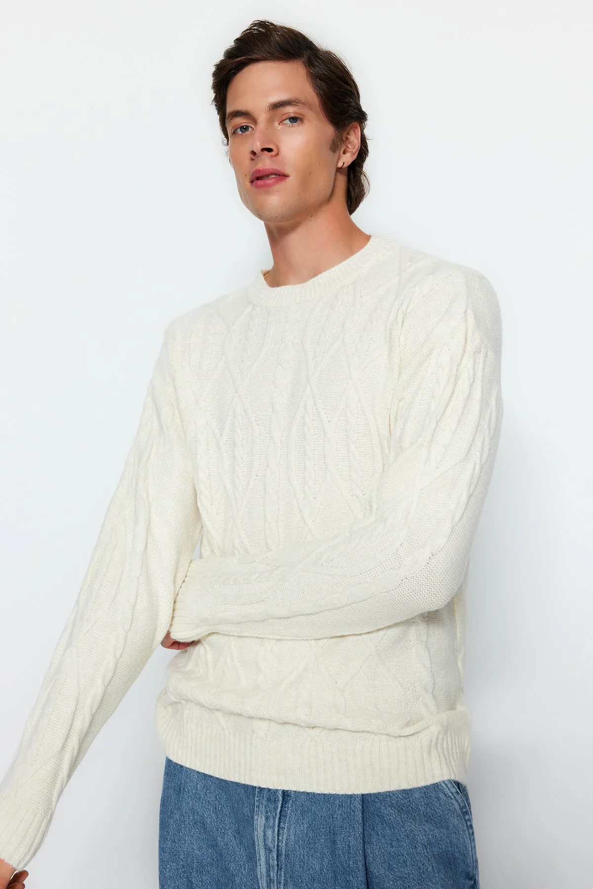 Trendyol Collection  Ecru Unisex Oversize Fit Wide Fit Haarstrickpullover mit Rundhalsausschnitt, weicher Strickpullover TMNAW24KZ00003