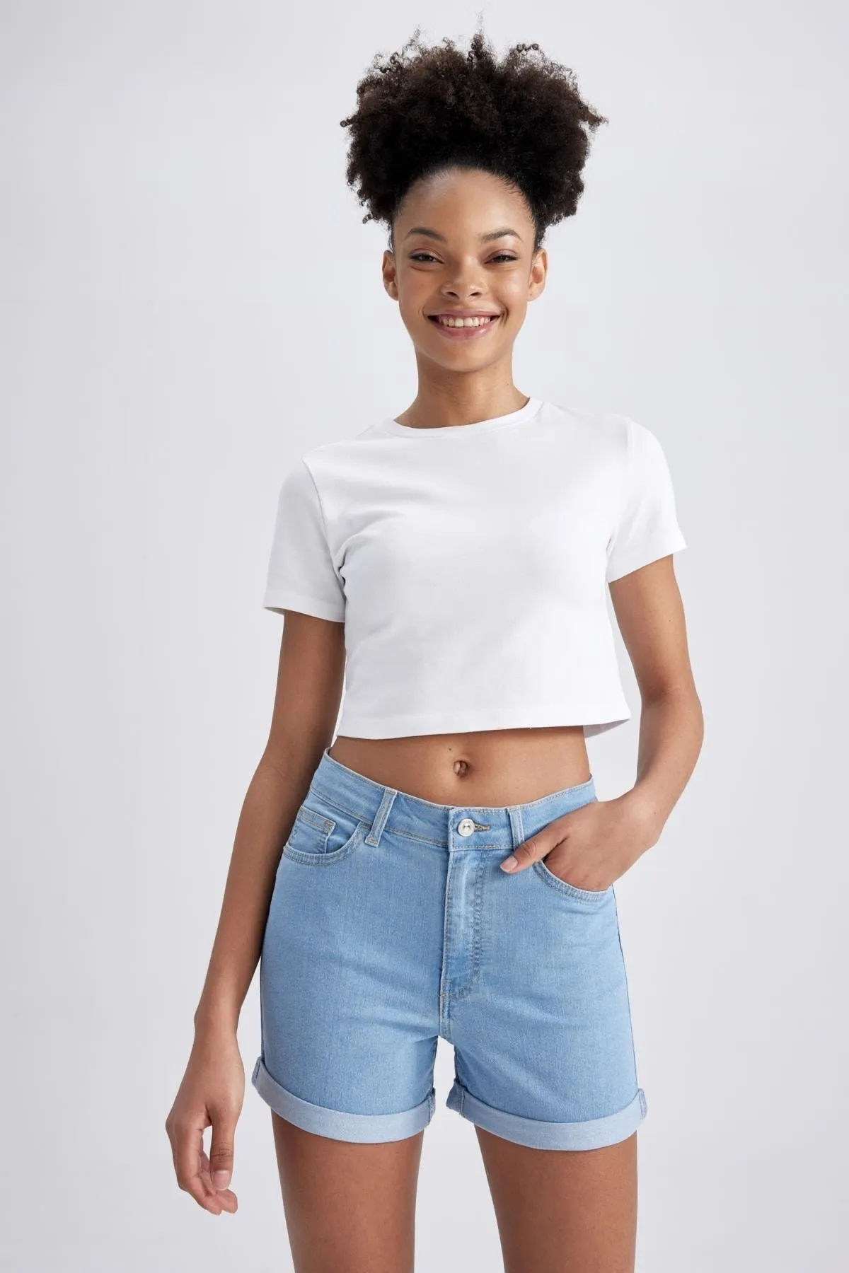 DeFacto  Jeans-Shorts mit normaler Taille und umgeschlagenem Bein A1959ax23sm