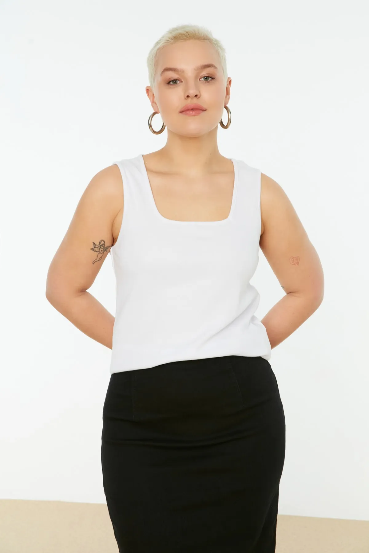 Trendyol Curve  Schwarz-weißes, schnurgebundenes Basic-Tanktop mit quadratischem Kragen im 2er-Pack TBBSS22AL0024