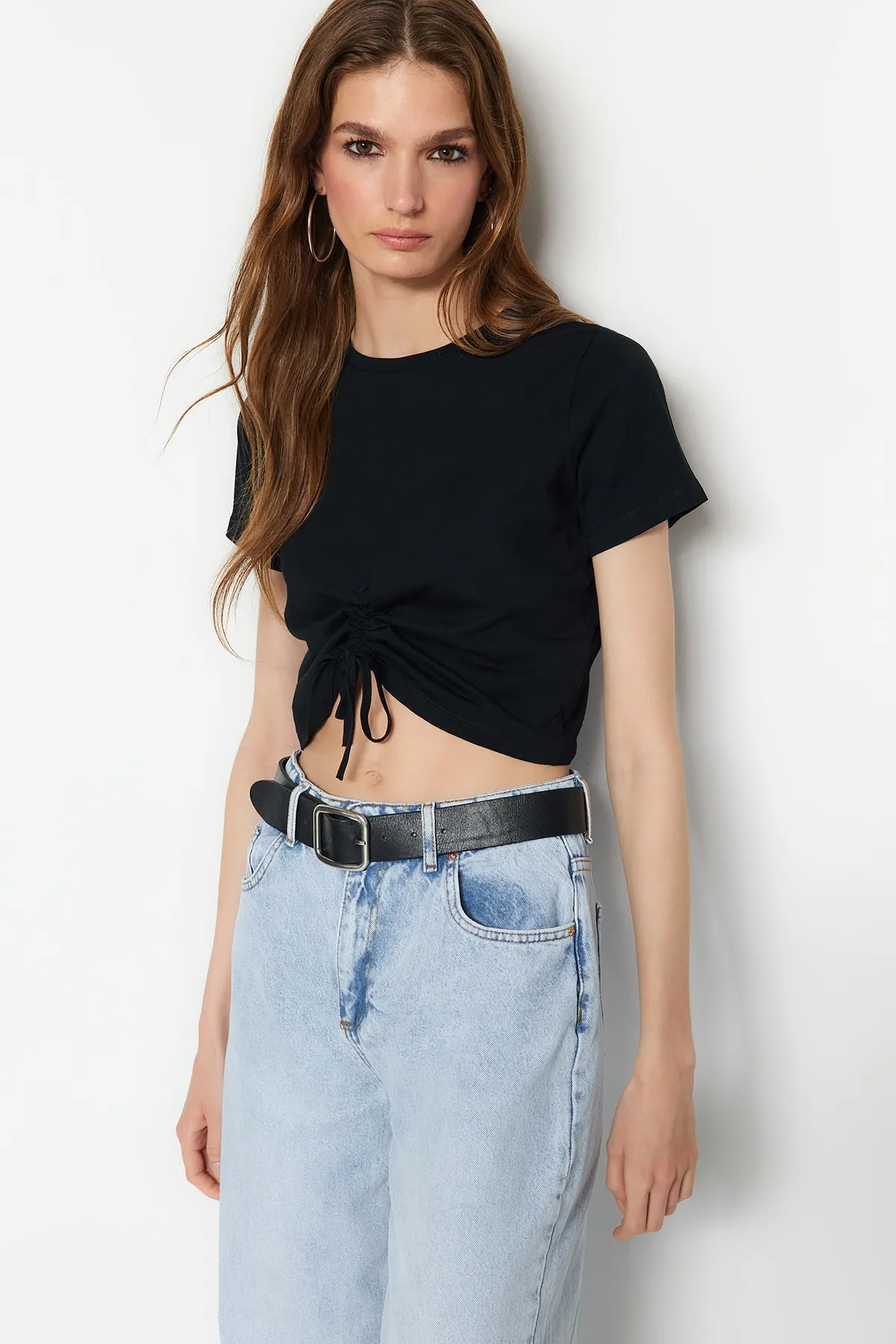 Trendyol Collection  Schwarzes Basic-Strick-T-Shirt mit Rundhalsausschnitt aus 100 % Baumwolle mit Rüschen und Details TWOSS22TS1032
