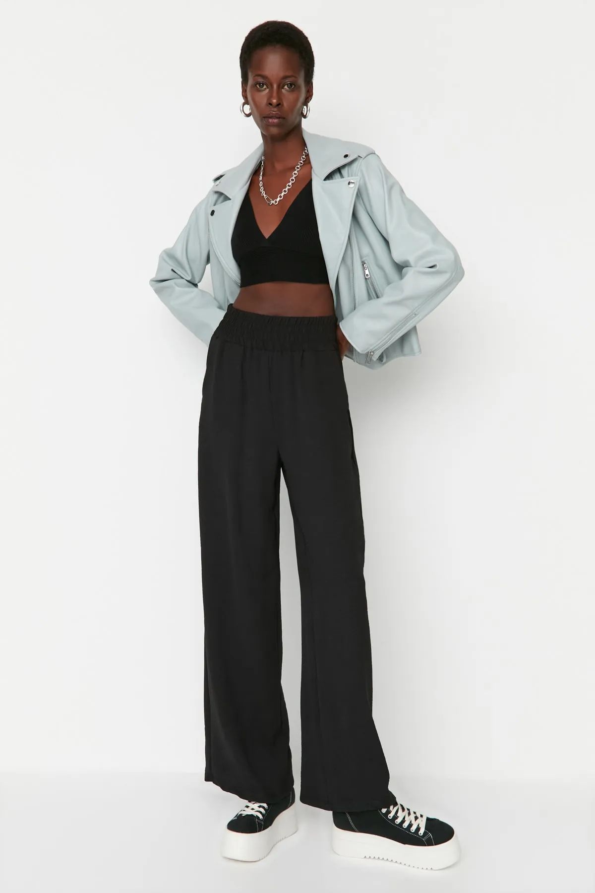 Trendyol Collection  Schwarze Webhose mit weitem Bein und elastischem Bund TWOSS22PL00024