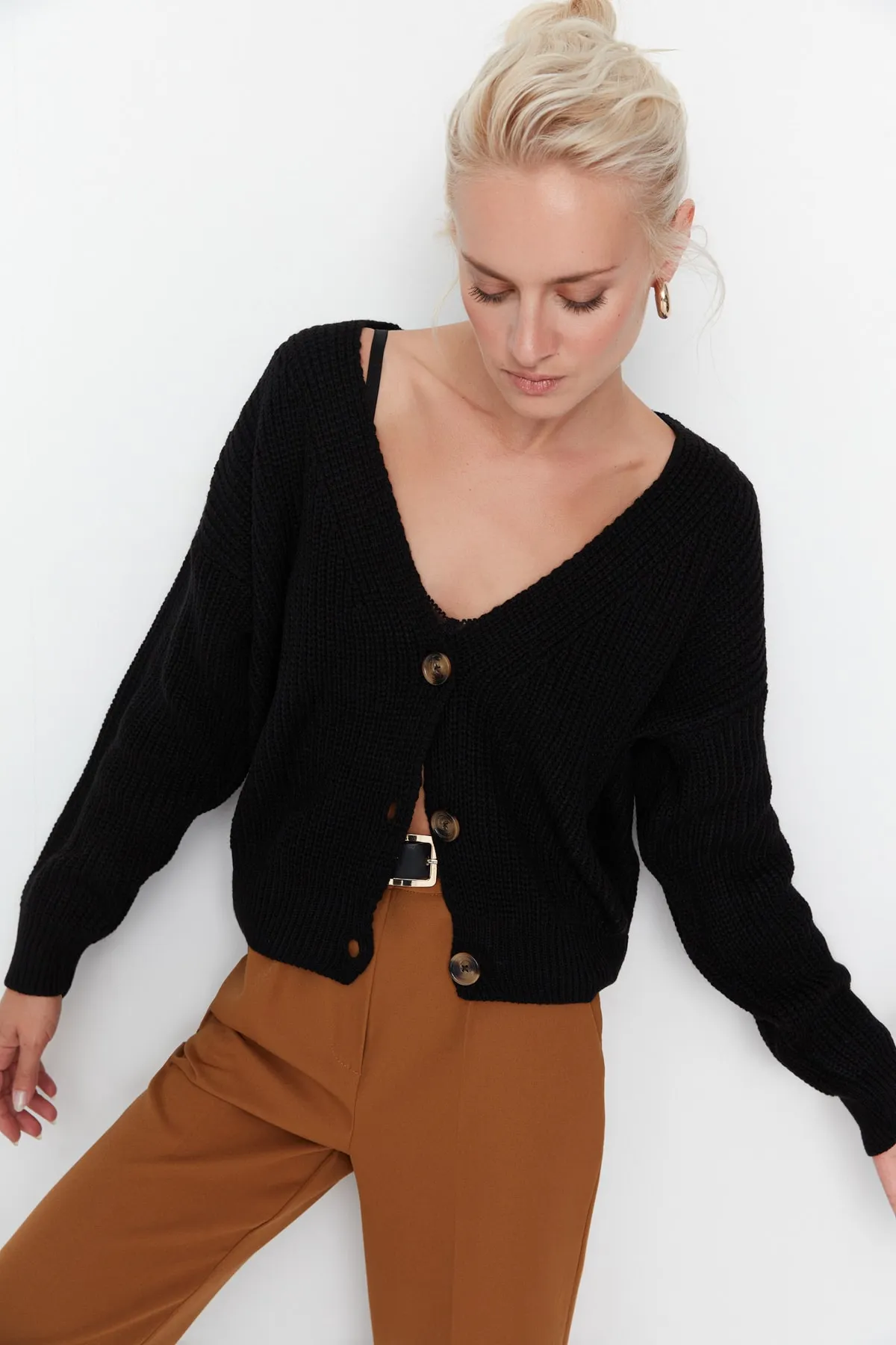 Trendyol Collection  Schwarzer Strickcardigan mit V-Ausschnitt und weiter Passform TWOAW21HI0251