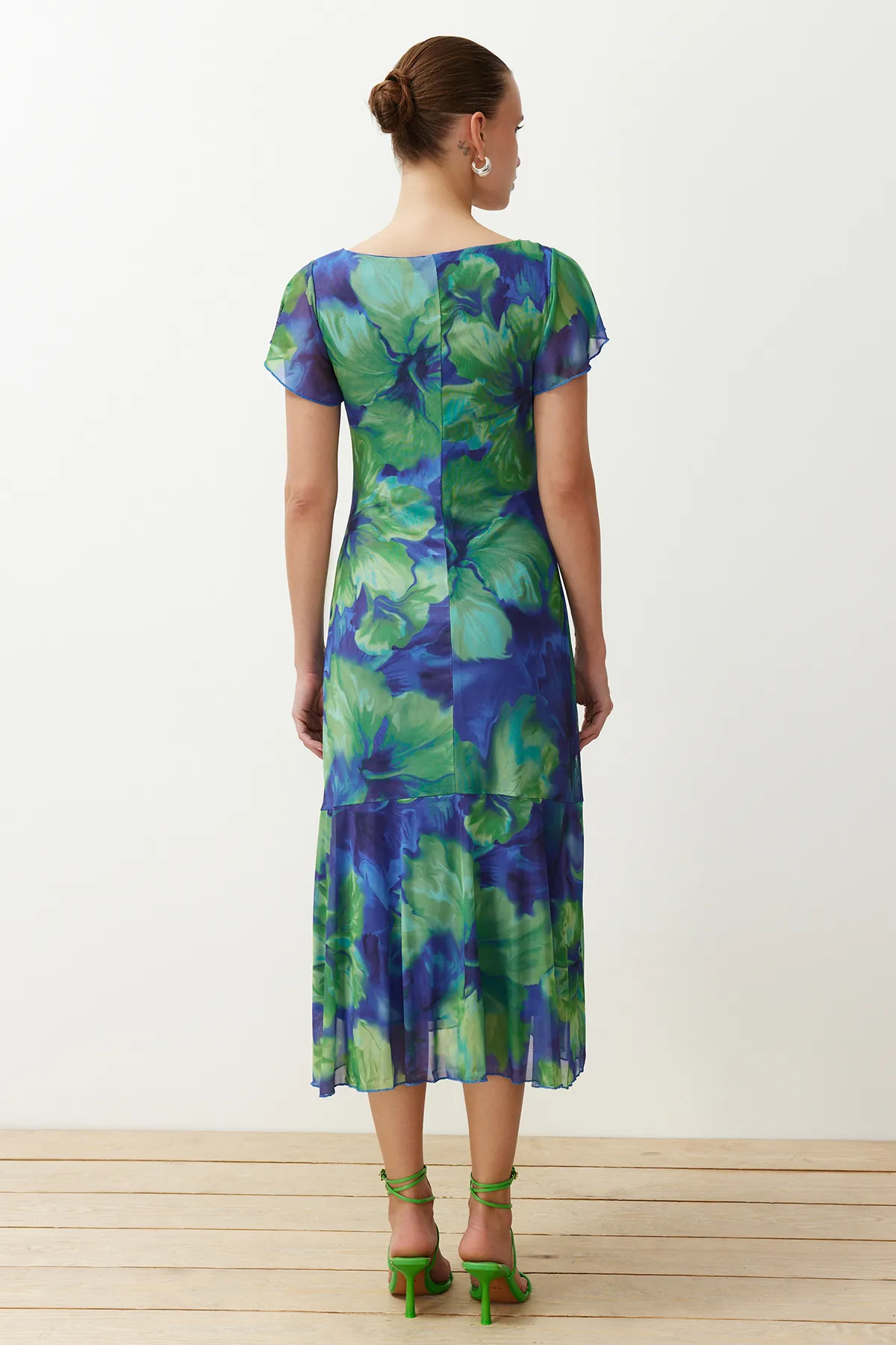 Trendyol Collection  Blaues florales Midi-Strickkleid mit quadratischem Kragen in A-Linie/Glockenform TWOSS24EL00876