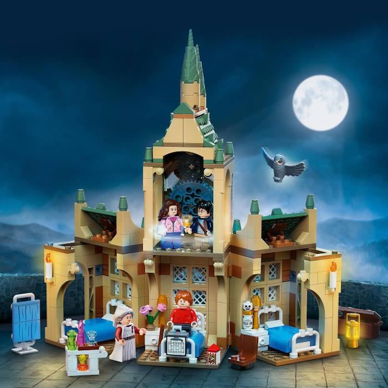 LEGO 76398 Harry Potter L’Infirmerie De Poudlard, Jouet Château et Tour de l'Horloge, Figurine Harry, Hermione, Ron, Enfants 8 Ans marron