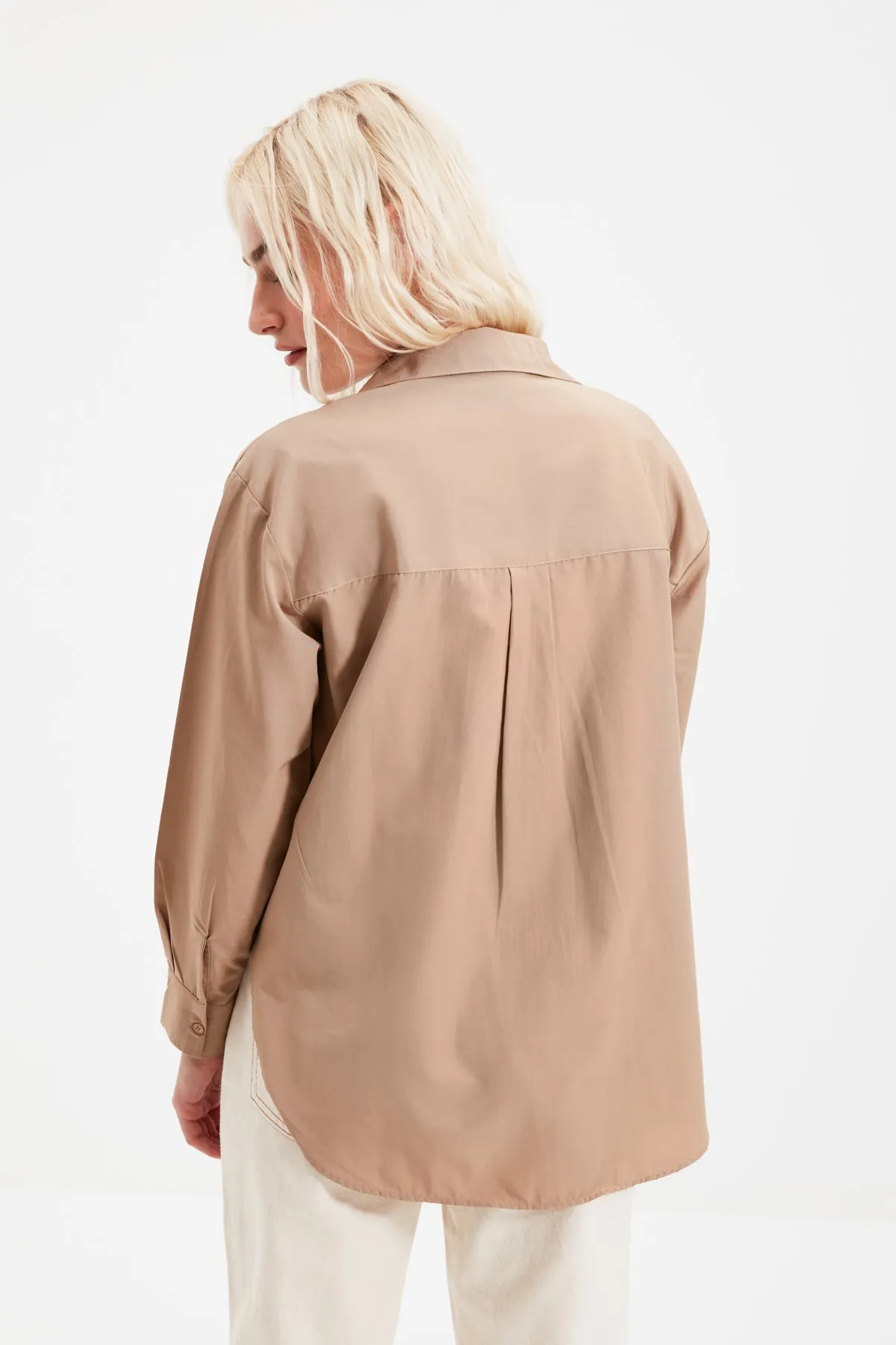 Trendyol Collection  Nerzfarbenes, gewebtes Hemd aus Baumwolle mit lockerer Passform TWOAW20GO0107
