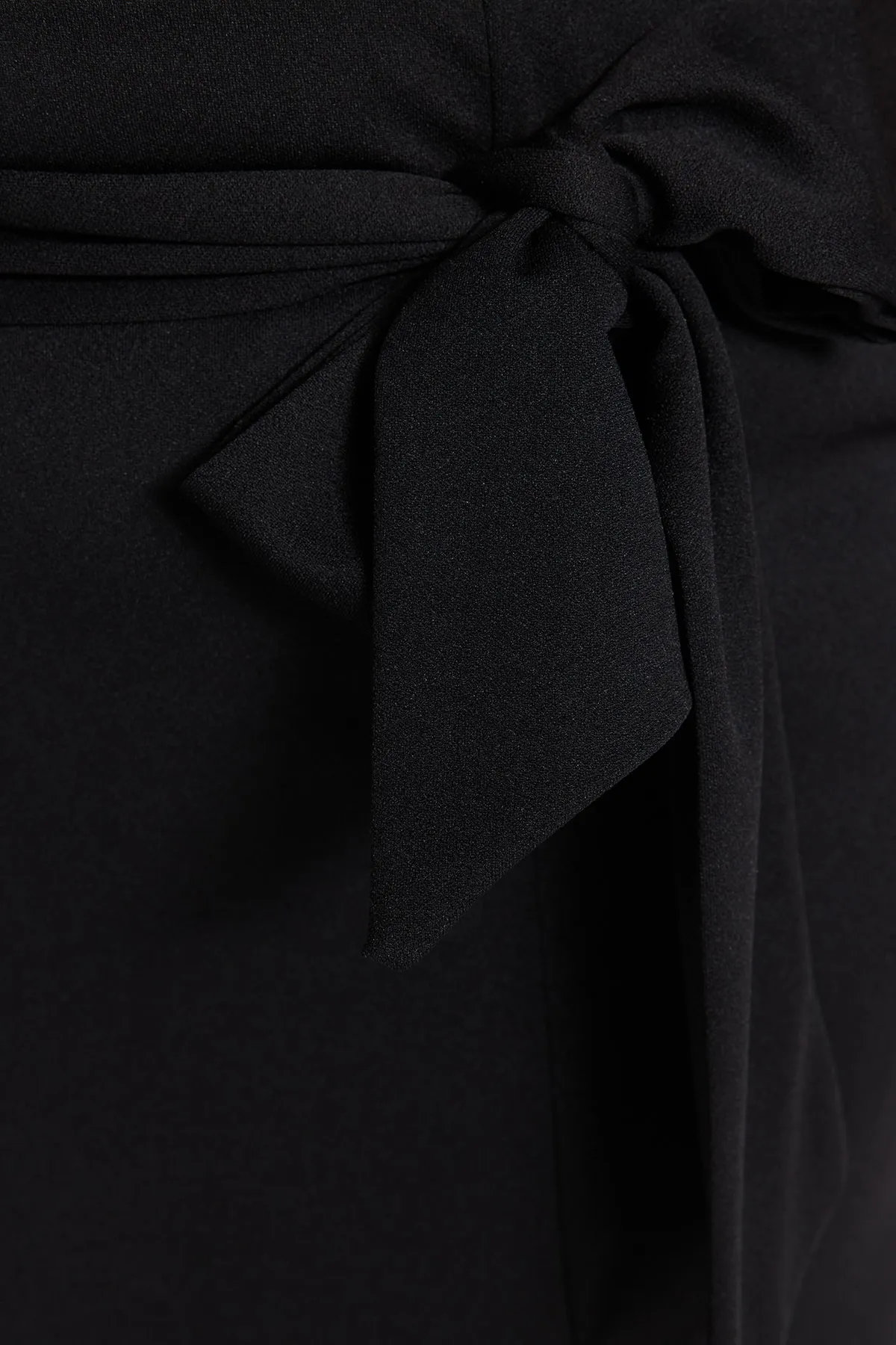 Trendyol Curve  Schwarzer, geschlitzter, detaillierter Strickrock mit Gürtel TBSSS23AZ00021