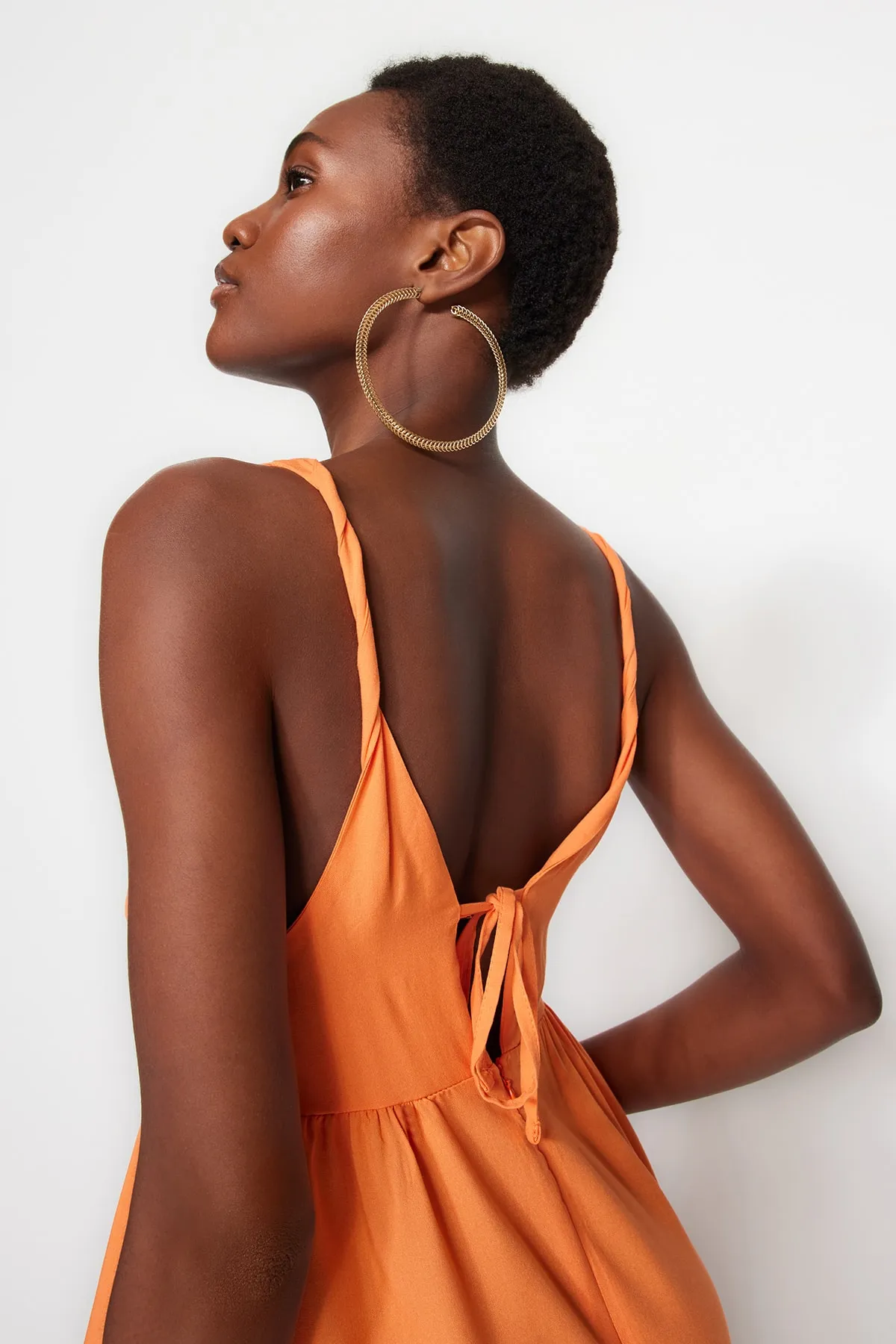 Trendyol Collection  Orangefarbenes, gerafftes Midi-Strandkleid aus Webstoff TBESS23EL00130