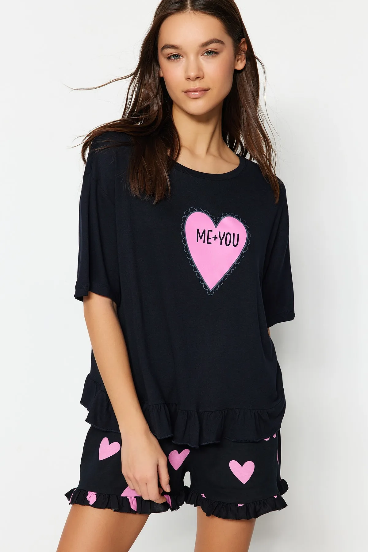Trendyol Collection  Schwarzes Pyjama-Set aus T-Shirt und Shorts aus 100 % Baumwolle mit Herzmuster und Rüschendetail THMSS21PT0467