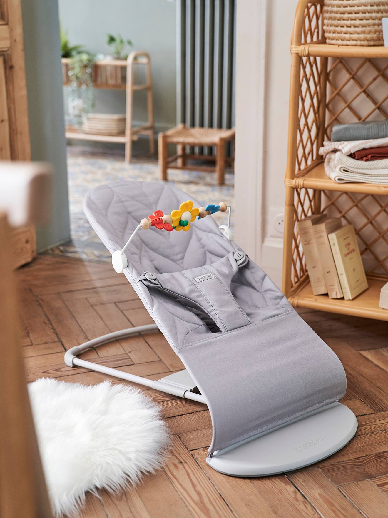 Transat Bliss en coton BabyBjörn gris clair/matelassage pétales