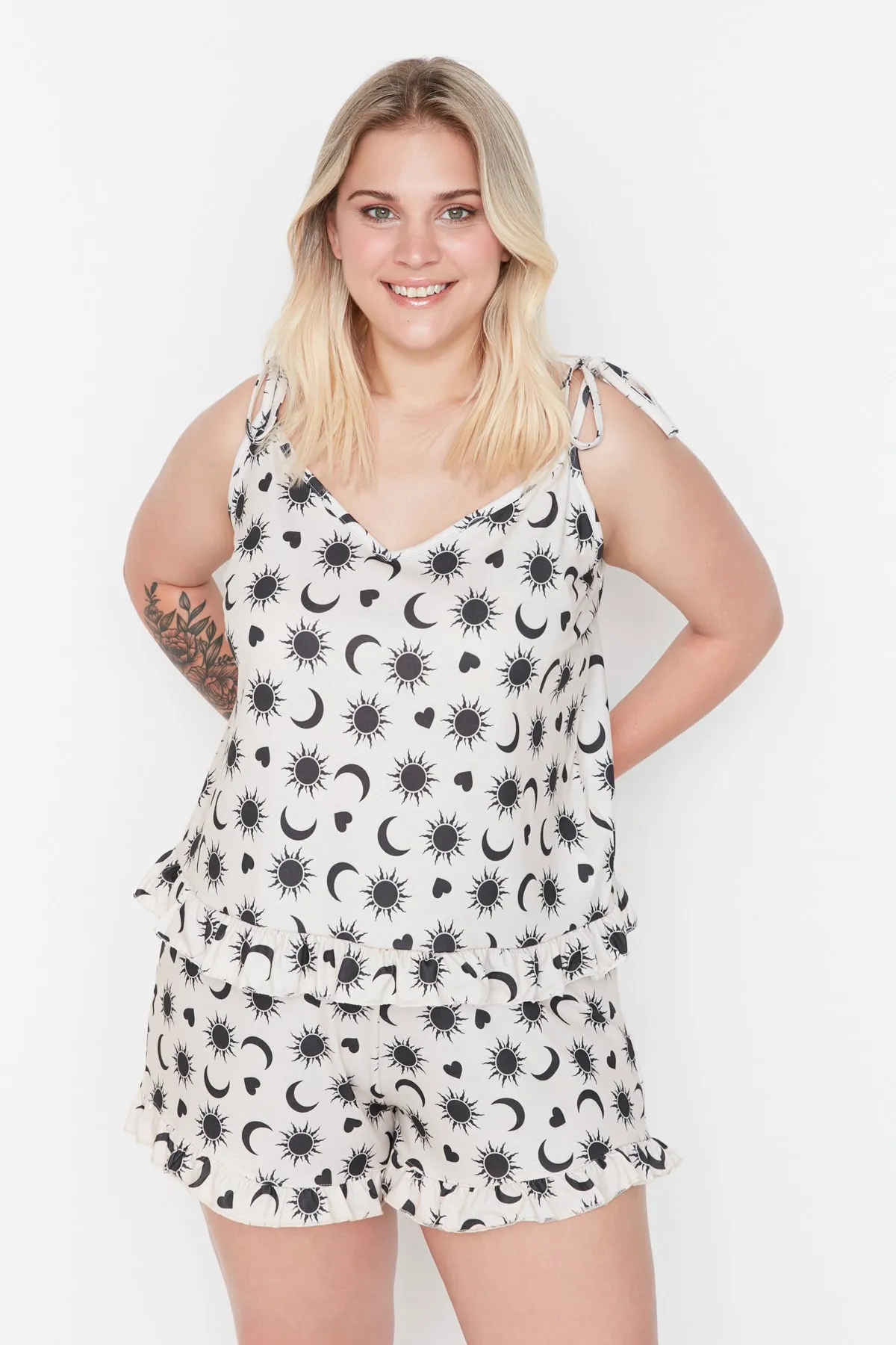 Trendyol Curve  Beiges gemustertes Strick-Pyjama-Set mit Trägern TBBSS22AI00000