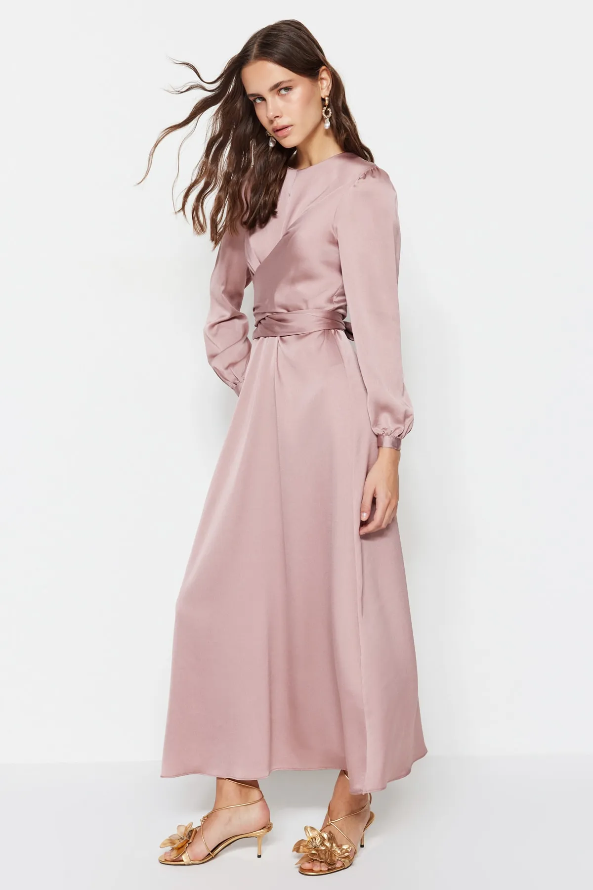 Trendyol Modest  Rosa Satin-Abendkleid mit überkreuzten Bindedetails TCTAW22EB0105