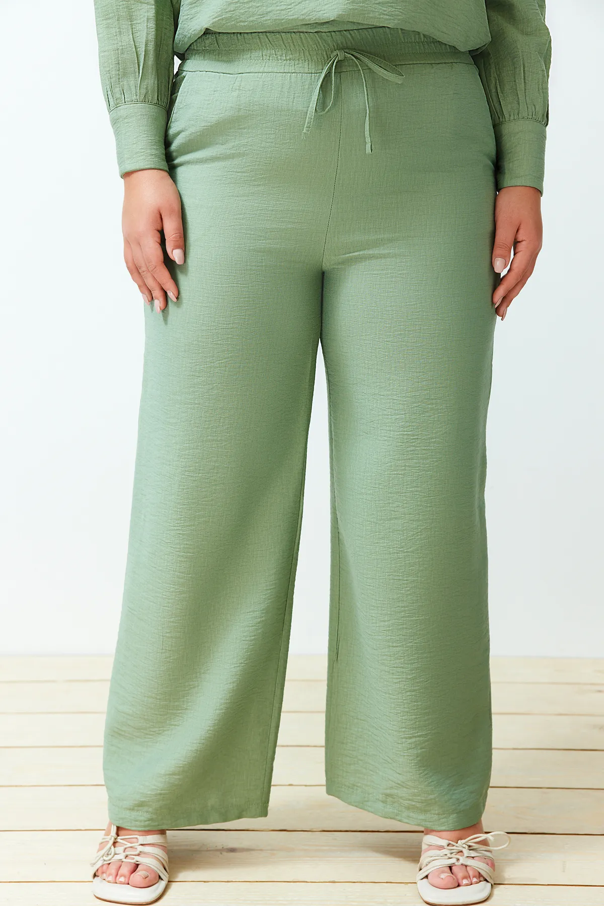Trendyol Modest  Grüner, halb verdeckter Knopfleiste an den Schultern und detaillierte Tunika-Hose aus Webstoff TCTSS22US0098