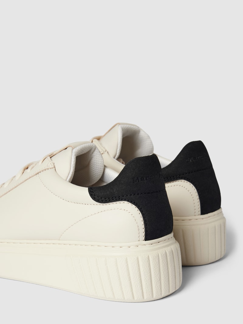 Sneaker aus Leder mit Label-Details Modell 'SVEA' in offwhite