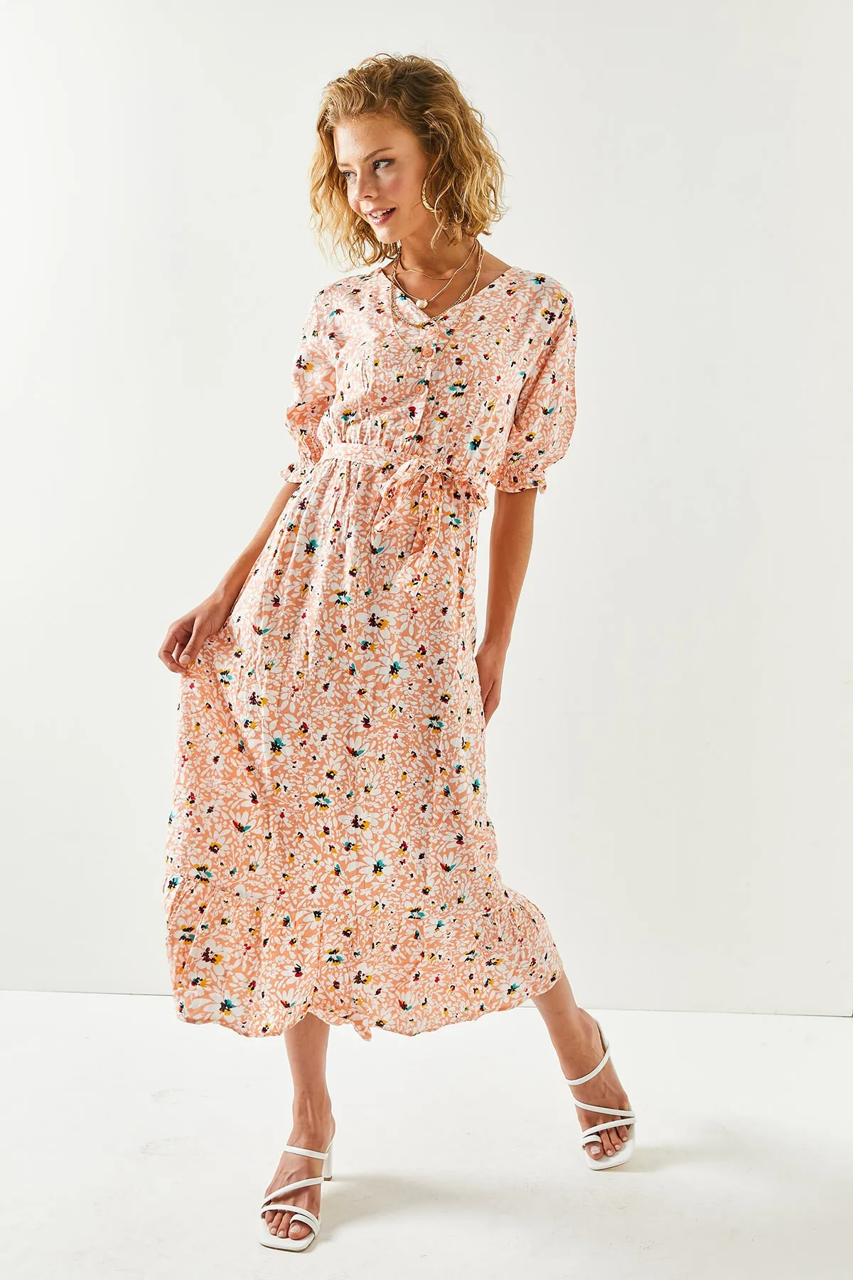 Olalook  Lachsweißes Damenkleid aus gewebter Viskose mit Knöpfen und Gürtelärmeln ELB-19001524