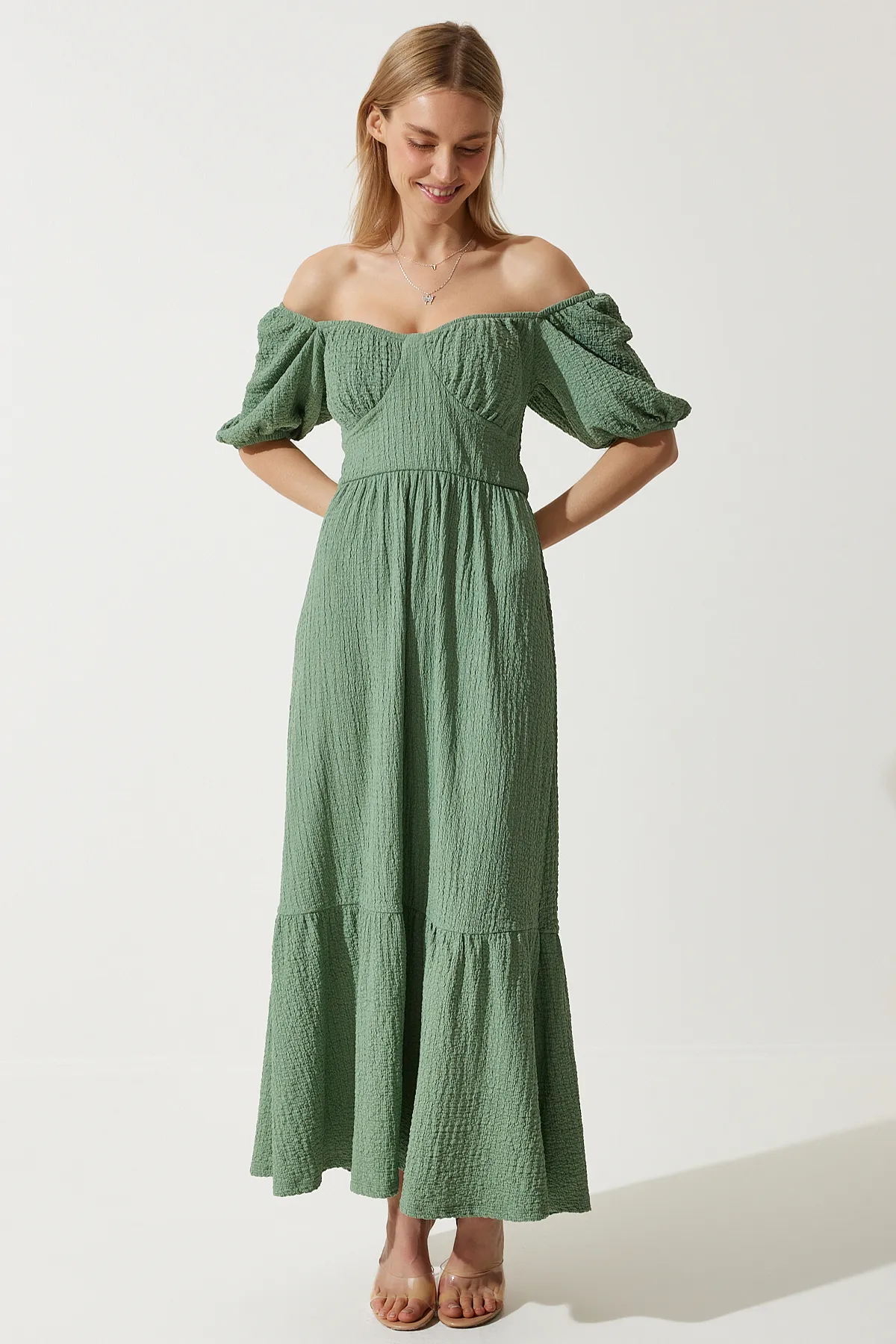 Happiness İstanbul  Strukturiertes Sommerstrickkleid für Damen mit Herzkragen in Grün UB00050